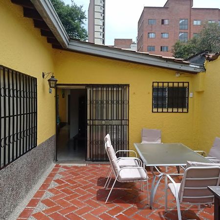 Yellow House Hostel Medellín Zewnętrze zdjęcie