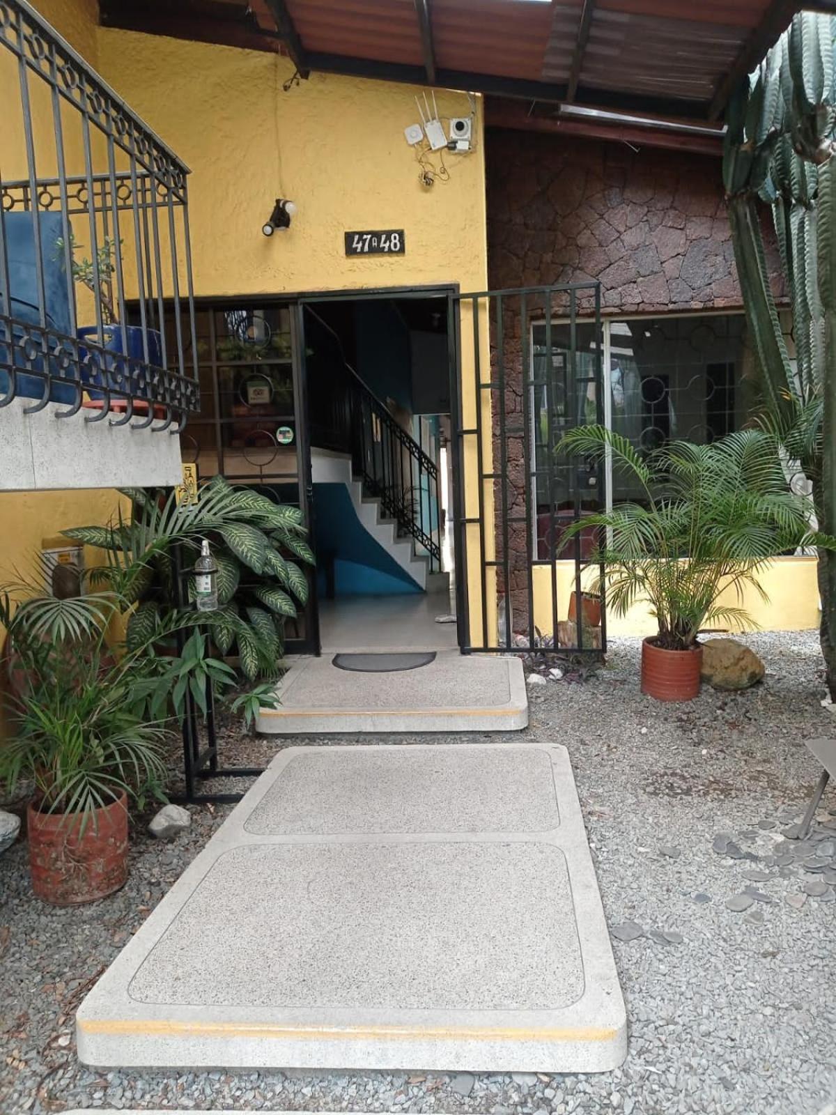 Yellow House Hostel Medellín Zewnętrze zdjęcie