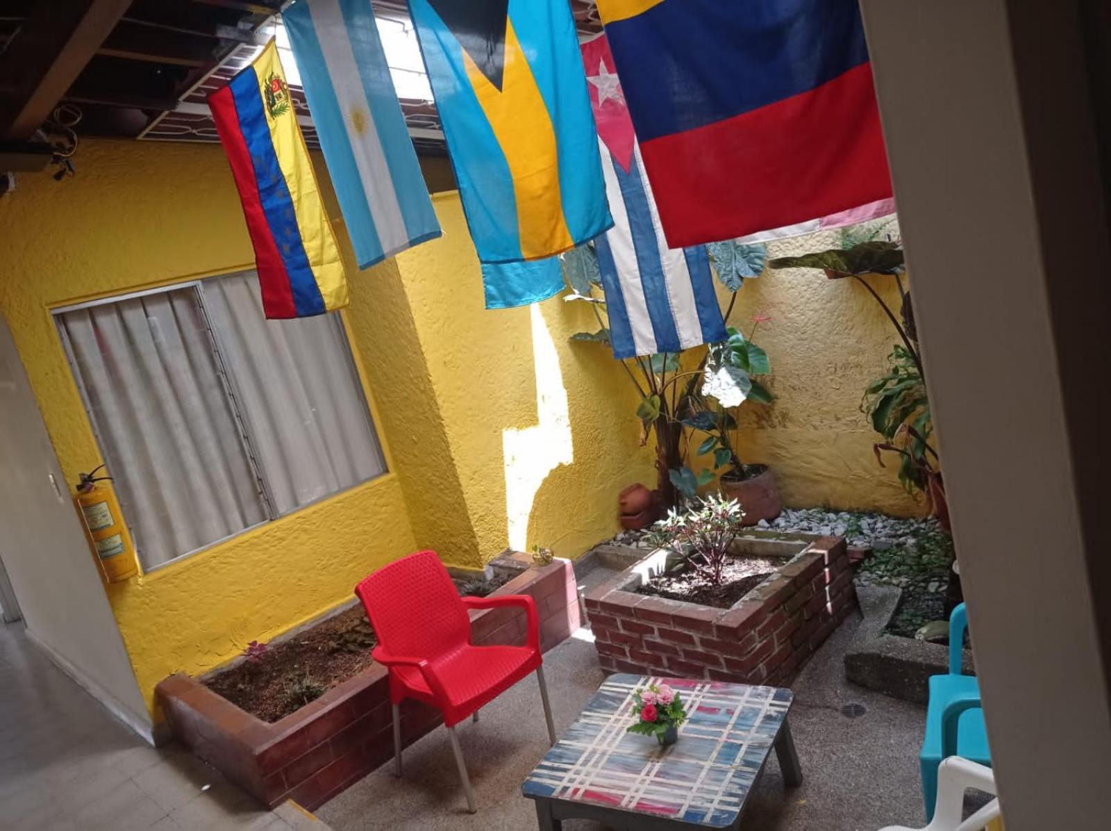 Yellow House Hostel Medellín Zewnętrze zdjęcie