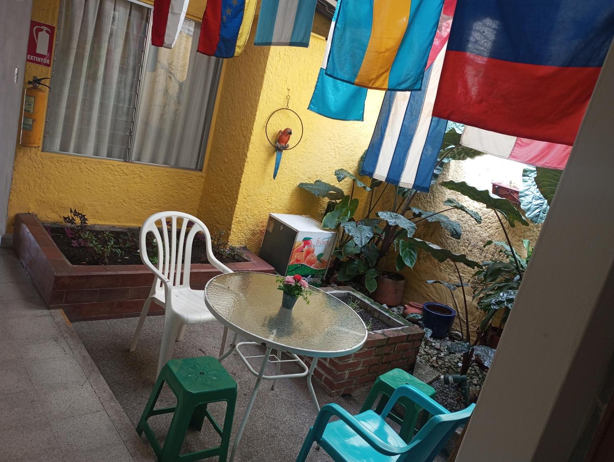 Yellow House Hostel Medellín Zewnętrze zdjęcie